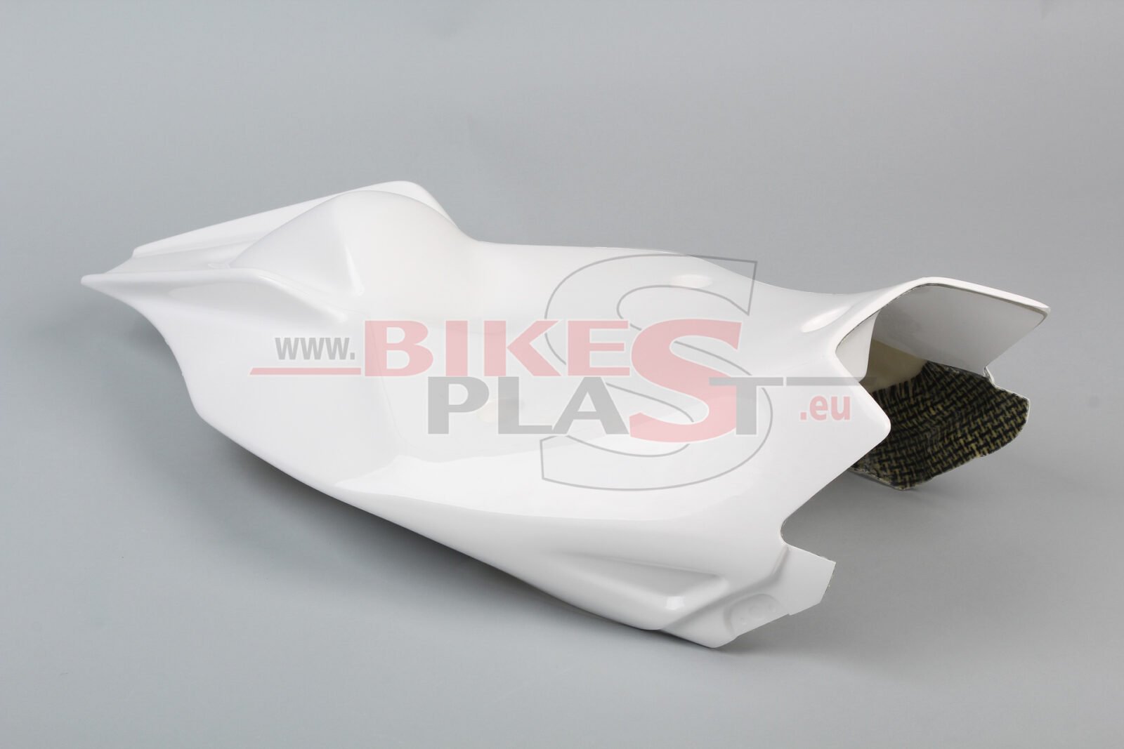 APRILIA-RSV4-2015-5.-seat-racing-2.jpg